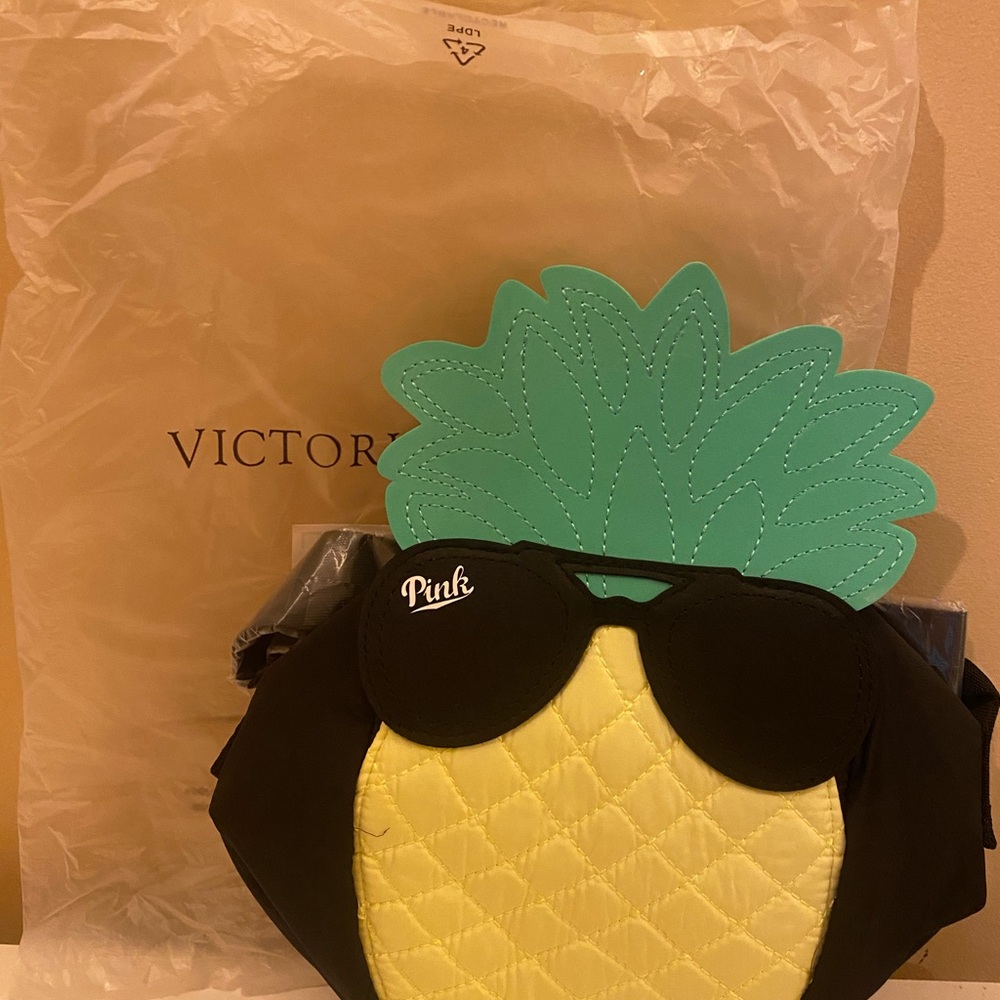 🍍 Tropical vibes 🌴 Victoria's Secret Pink Pineapple Crossbody Bag